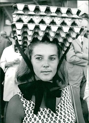 Vintage fotó J228;gersro Derby. Mrs Anna-Kersti Sandberg vele kalap készült aranyozott tojástartók